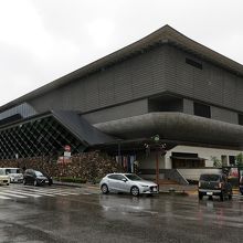 高知城に隣接しています