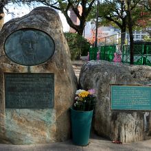 カズンズの功績をたたえた碑