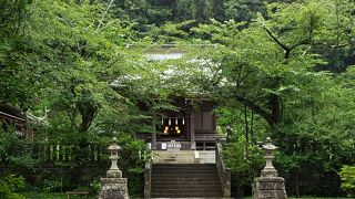 参道に踏切のある神社