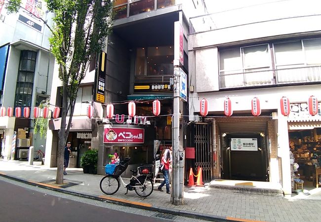 神楽坂祭りのちょうちんが通り沿いに飾られていてたいへんきれい