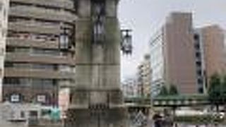 国道17号線の中央通りにある