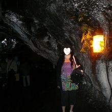 チューブ内はこの様に照明で照らされていて高さも広さもあります