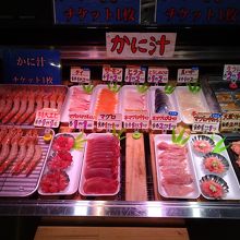 好きな魚貝を選んで白飯に載せます。