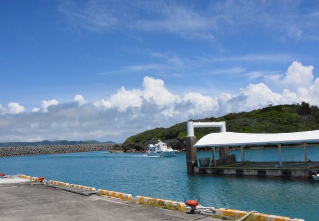 神の島　久高島の玄関口の港