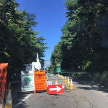 鳥居峠付近の道路。