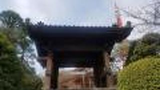 葵紋もあるどっしりとした四脚門