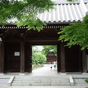 時代劇の舞台のような立派なお寺