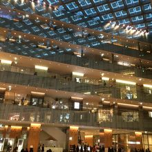 大きな吹き抜けの広場