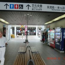 文化会館へは踏切を渡って行きます