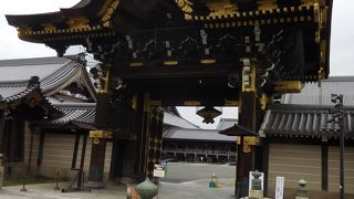 なかなかきれいな門です。