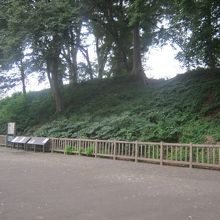 横長の土塁が残る風情の歌懸神社裏手の三ノ丸跡の様子