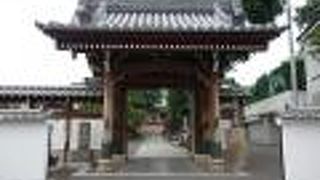 太い柱の山門が印象的