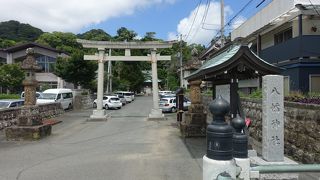 社殿の手前に山門のような建物が