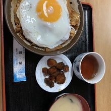 チャップ丼、目玉焼きトッピング