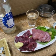 馬刺とマグロ刺に日本酒