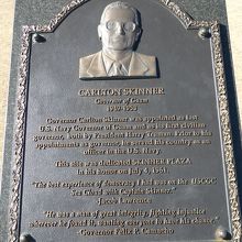 広場中央のカールトン・スキナー氏の記念碑