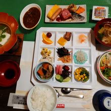 朝食、朝カレー、たこ焼き、シラスが美味しかった。