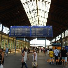 プラットフォームと列車時刻案内板