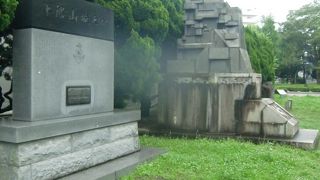 軍艦の艦橋をモチーフとしたモニュメント