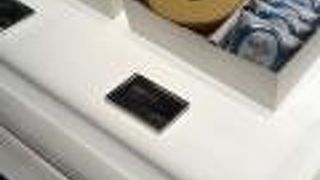 「黒と白」のデザインで黒船を表現