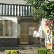 国道１６号線片吹交差点から柴町へ抜ける途中の西柴商店街にある寿司店