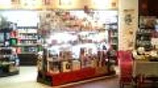 歌舞伎のコンビニエンスストアのような雰囲気のショップ