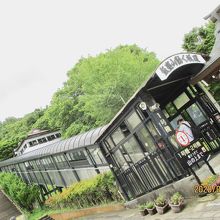 手前に券売所があります