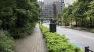 アメリカ大使館の北側にある坂