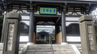 愛宕下通りに面した山門は存在感抜群