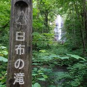 真っすぐに流れ落ちる布のような滝