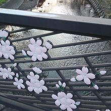 川に架かる橋にも桜をあしらっていていい雰囲気でした