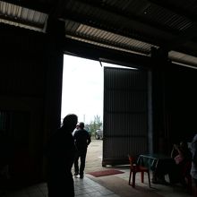 店内から先ほど入って来た入口を見る