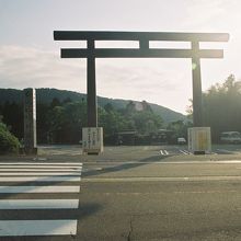 北参道、鳥居と社号。
