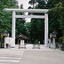 北参道の鳥居と隠れた社号。