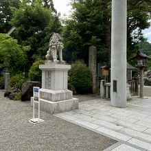 狛犬は信者からおくられたもの。