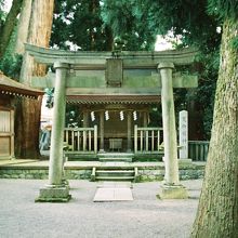 白山比咩神社 、荒御前神社。