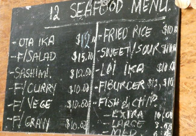 港の岸壁に有る倉庫の中にレストランが・・・・