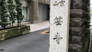 新宿通りのすぐ南側にあります