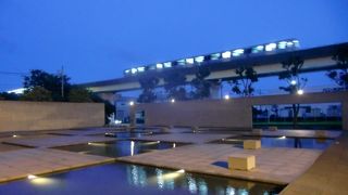 横浜金沢テクノタワーホテル前の池の水面に映る金沢シーサイドライン