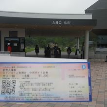 事前購入のQRコード付きチケットを用意していざ入場！