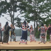 伝統的コタンの野外ステージにて、踊りや口琴演奏も楽しめます