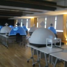 体験学習館内の個別ドームシアターは事前予約制となっています