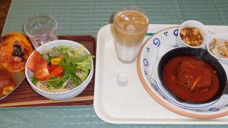 ベーカリーの２階にカフェがあり食事ができます。セットで頼むとすごい量になりました。