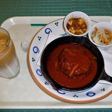 私が選んだメインのハンバーグとドリンク