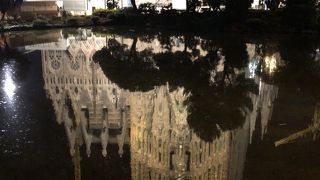 サグラダファミリアの前の池がある公園