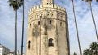 運河沿いに佇む