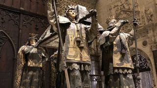 壮大な大聖堂、行列必至