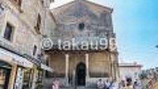 リミニからのバスを降りて、一段上へ上がると「聖フランチェスコ門」があり、これをくぐるとすぐです。