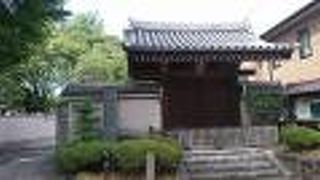 瓦屋根で木造の山門