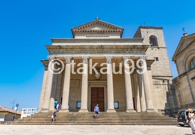 サンマリノの歴史地区の北側のかなり山の上の方にあります。